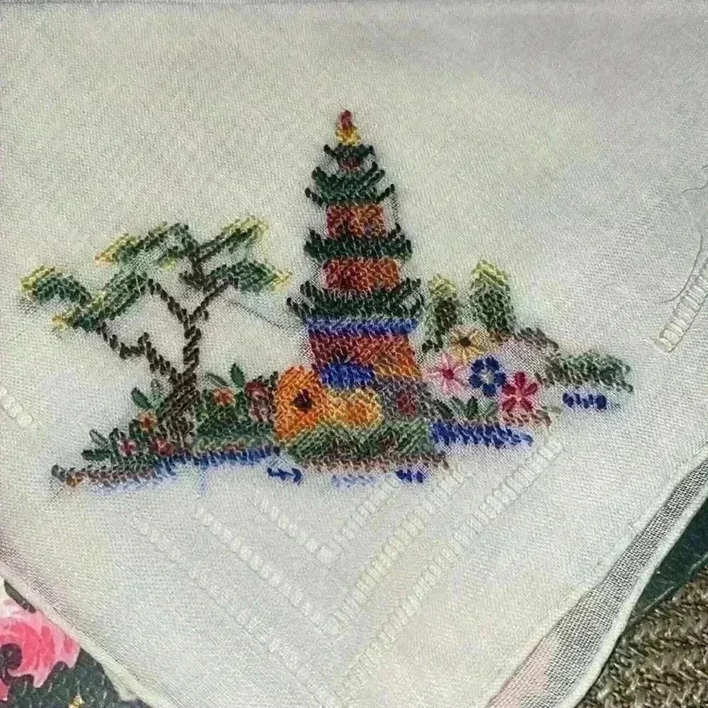 Set of 2 vintage embroidered hankies - Picture 6 of 6